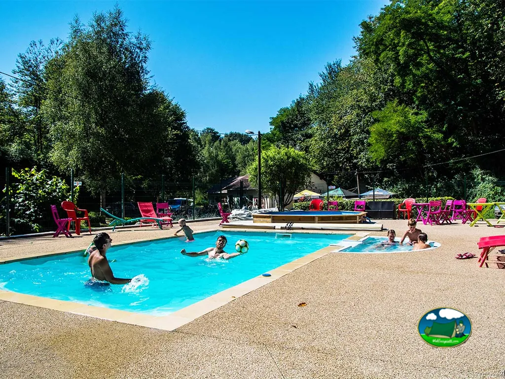 Piscina exterior rodeada de árboles de Camping Les Bouleaux, Vilsberg