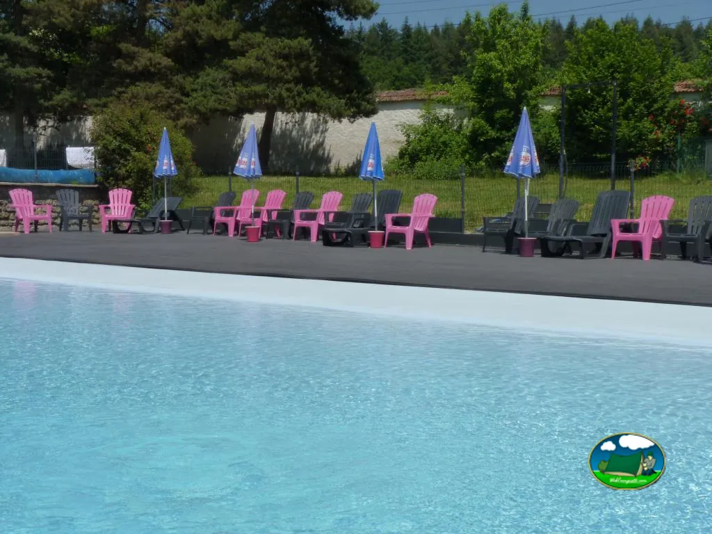 Piscina con tumbonas del Camping Le Manoir de Bezolle, SAINT-PÉREUSE (Nièvre)