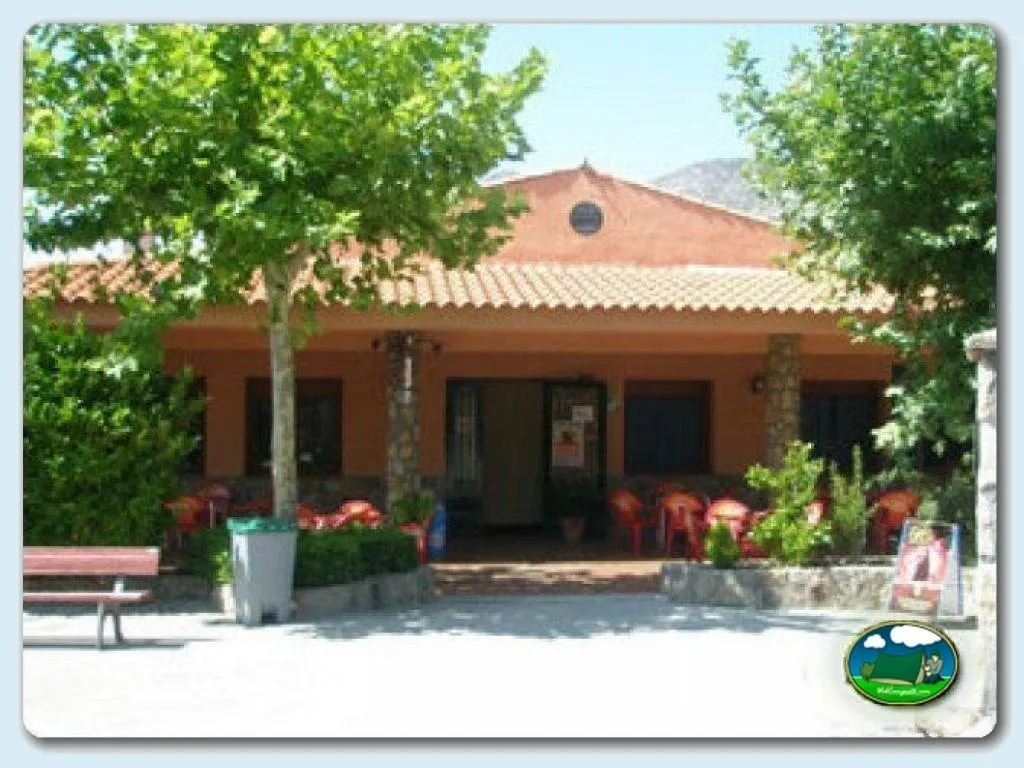 Restaurante con terraza y vistas a la sierra del Camping Balcón del Tietar, Pedro Bernardo (Ávila)