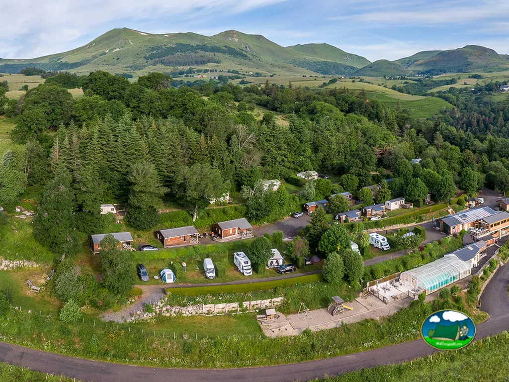 Montaña con parcelas y piscina del Camping de Serrette, CHAMBON-SUR-LAC (Puy-de-Dôme)