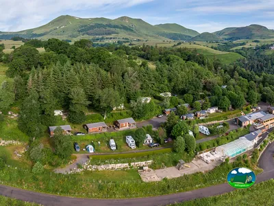 Montaña con parcelas y piscina del Camping de Serrette, CHAMBON-SUR-LAC (Puy-de-Dôme)