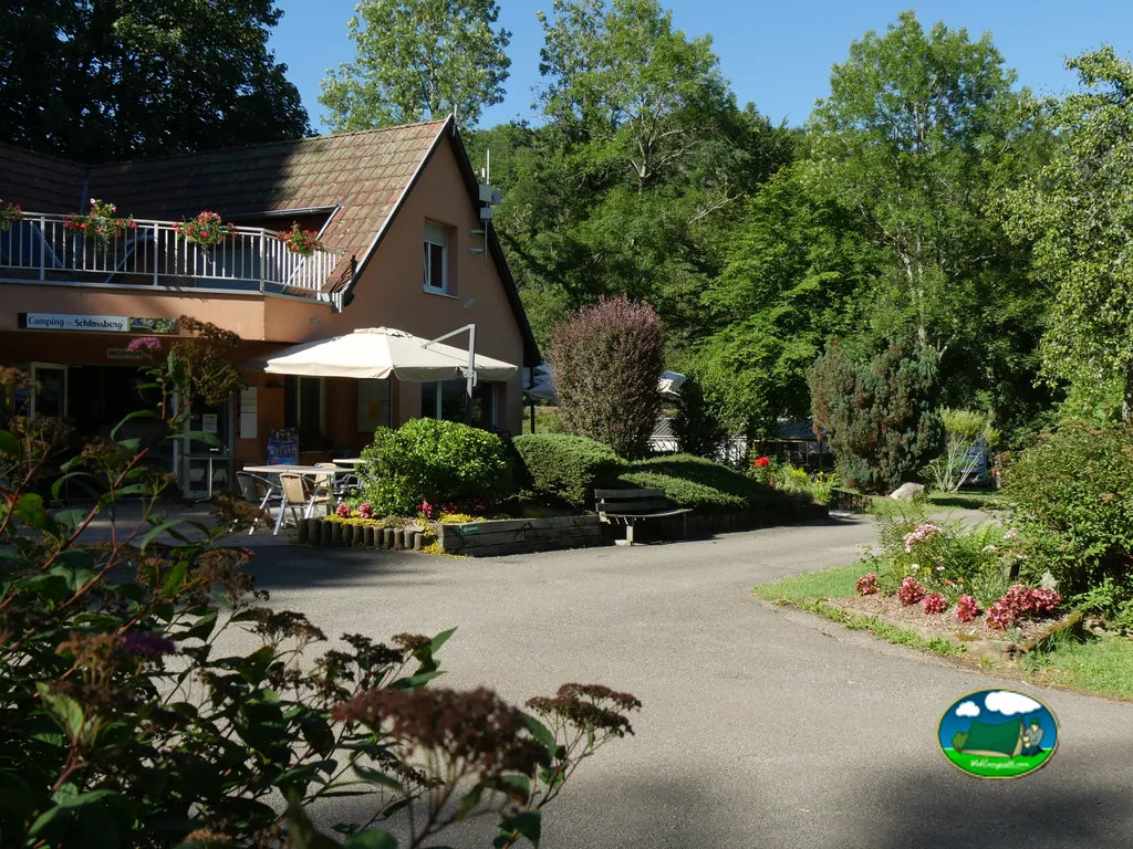 Recepción entre jardines del Camping du Schlossberg, KRUTH (Alto Rin)