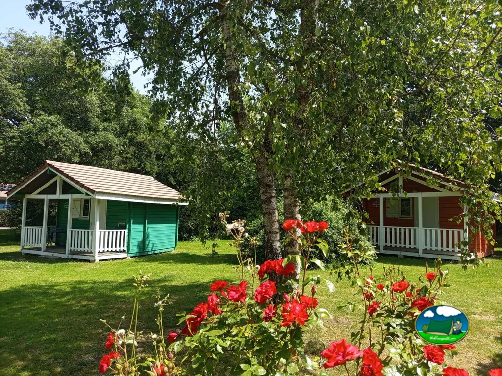 cabañas de colores con rosas