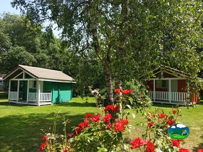 cabañas de colores con rosas