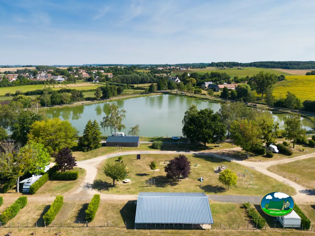 Parcela junto al lago del Camping municipal du Fort des Salles (Mayet), MAYET (Sarthe)