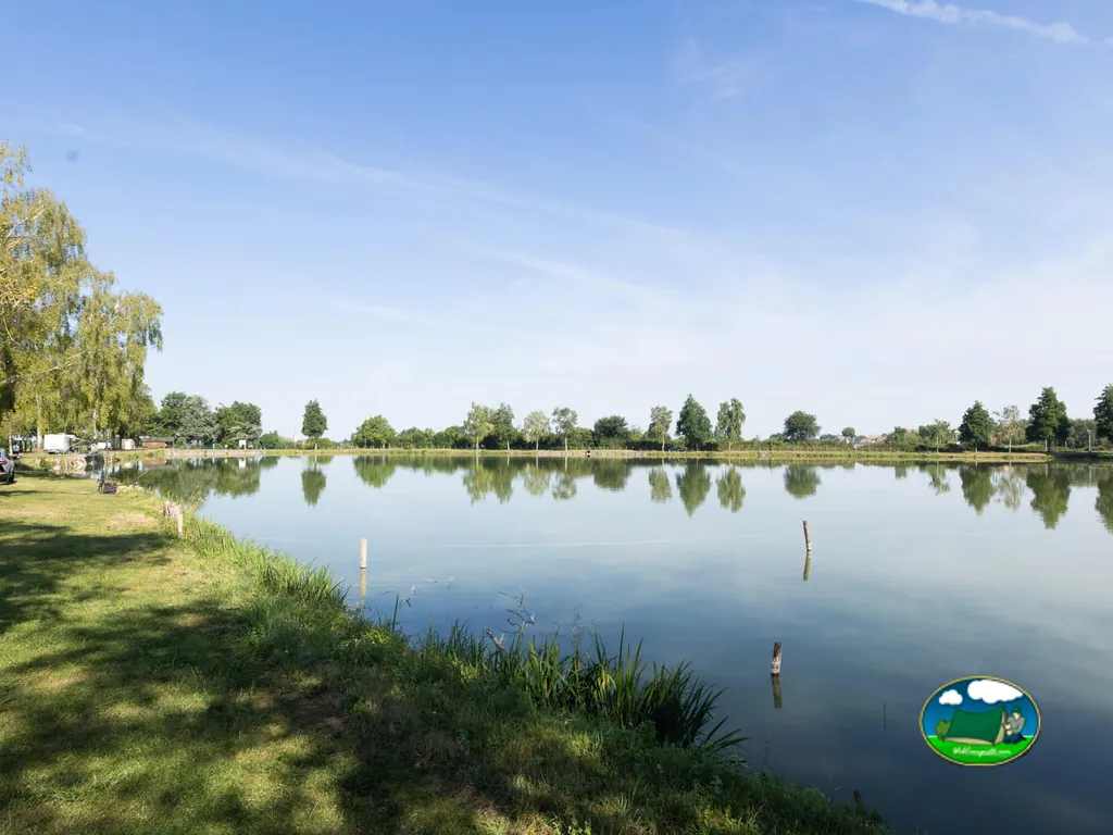 Lago del recinto del Camping municipal du Fort des Salles (Mayet), MAYET (Sarthe)