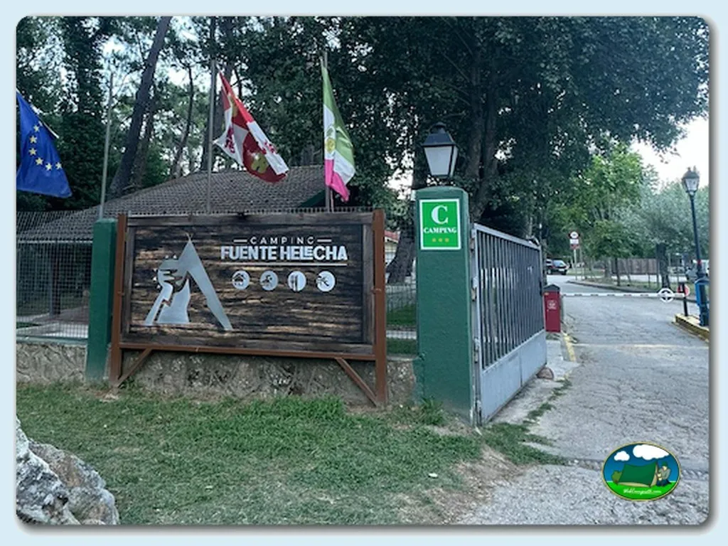 Entrada y recepción del recinto del Camping Casavieja, Casavieja (Ávila)