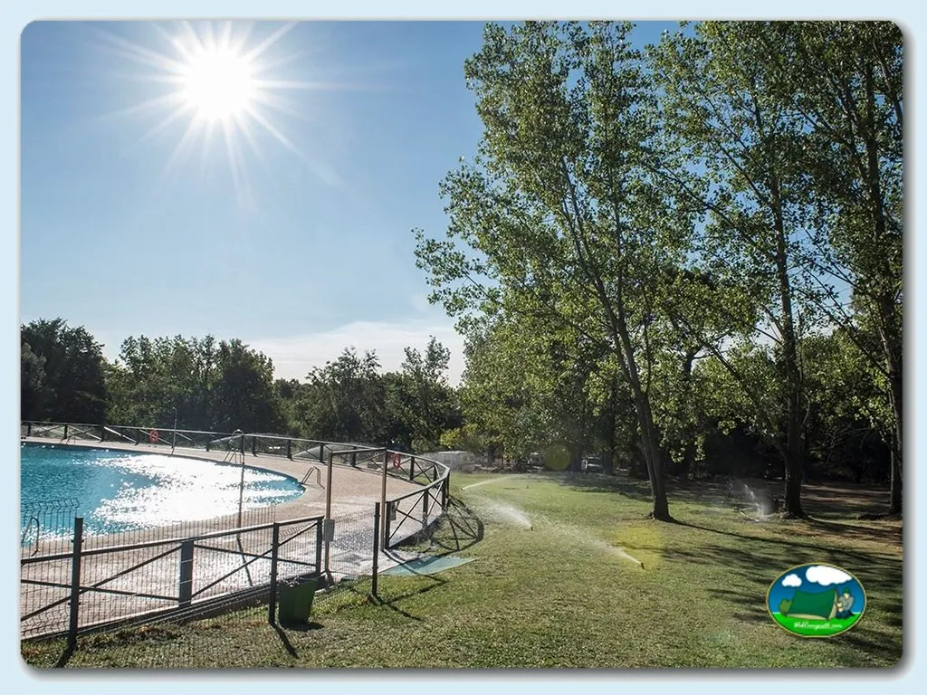 Piscina junto al río con árboles del Camping Casavieja, Casavieja (Ávila)