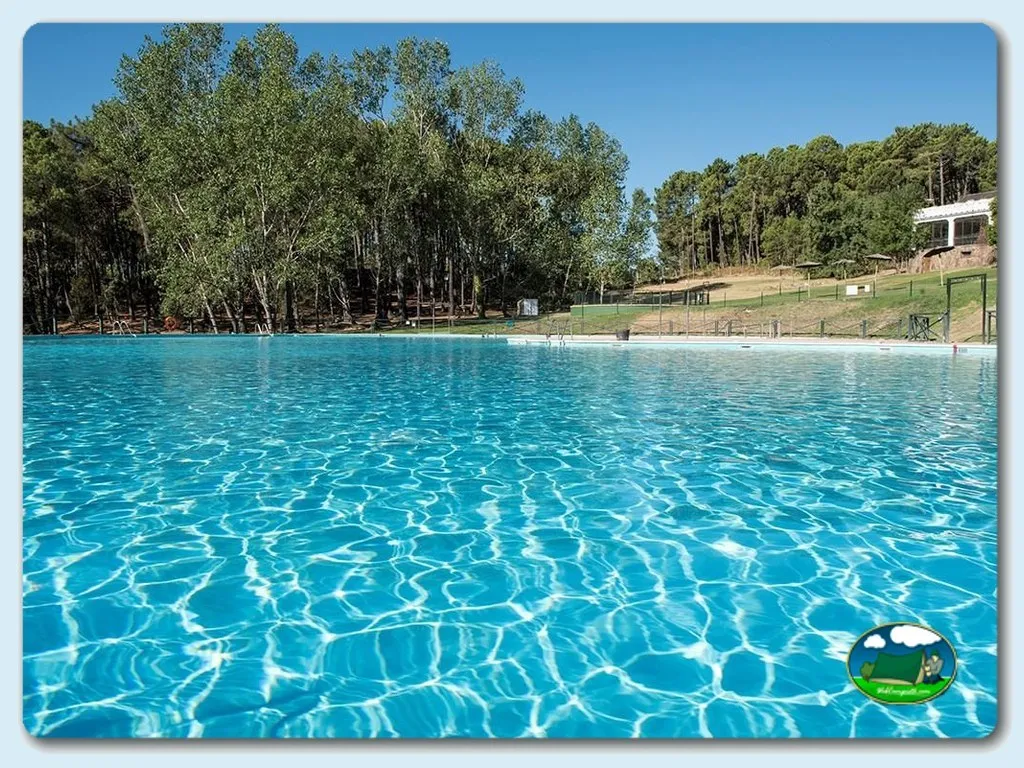 Piscina cristalina con vistas a bosque y montaña del Camping Casavieja, Casavieja (Ávila)