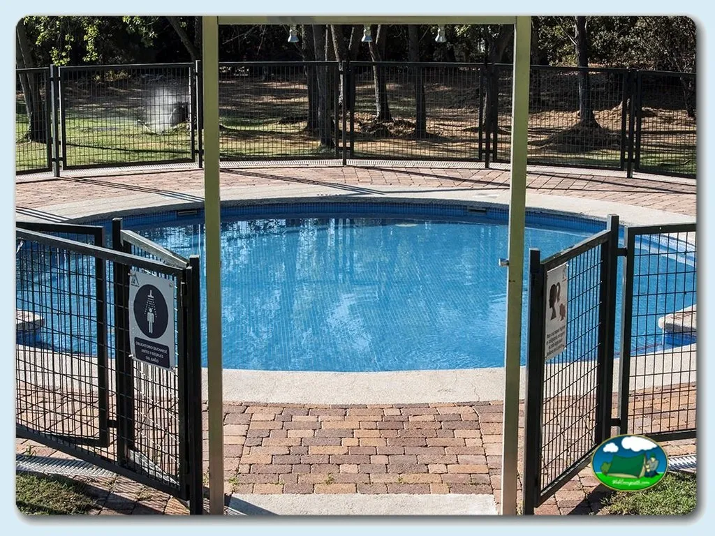 Piscina con valla de seguridad del Camping Casavieja, Casavieja (Ávila)