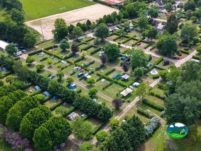 Parcelas entre setos del Camping La Rivière Dorée, BAGNEAUX-SUR-LOING (Sena y Marne)
