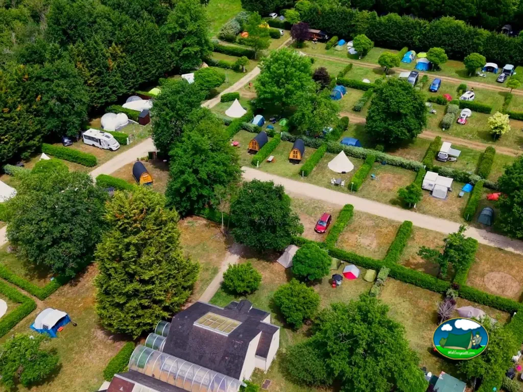 Parcelas y alojamientos glamping del Camping La Rivière Dorée, BAGNEAUX-SUR-LOING (Sena y Marne)