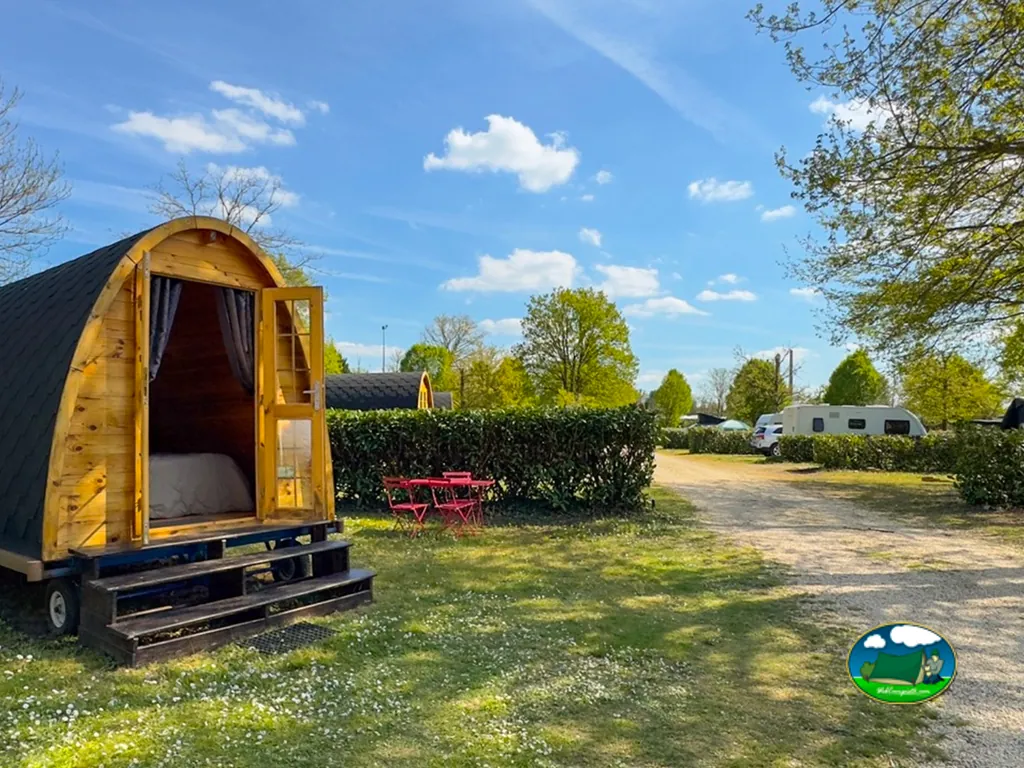 Glamping entre parcelas del Camping La Rivière Dorée, BAGNEAUX-SUR-LOING (Sena y Marne)
