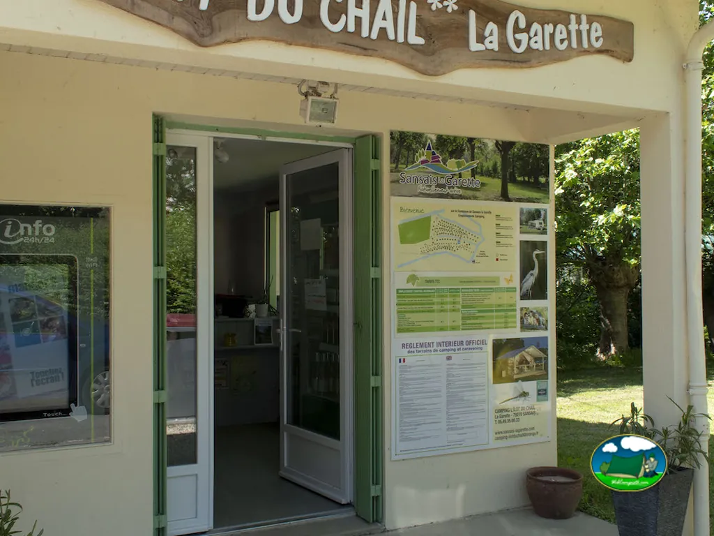 Recepción y plano del recinto del Camping L'Îlot du Chail, SANSAIS (Deux-Sèvres)