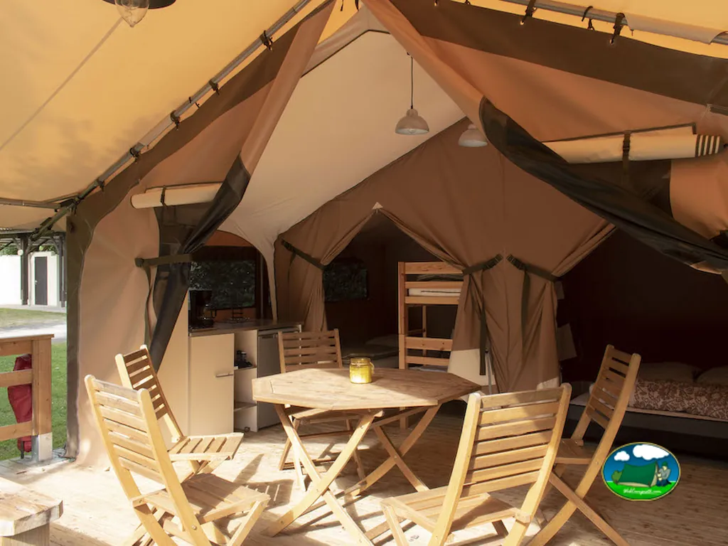 Glamping con cocina y terraza del Camping L'Îlot du Chail, SANSAIS (Deux-Sèvres)
