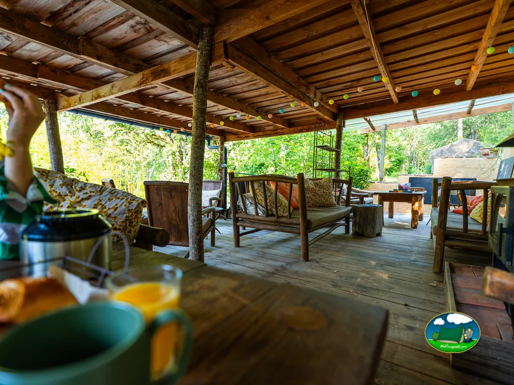 Cabaña terraza de madera del Camping Le Camp, VAREN (Tarn y Garona)