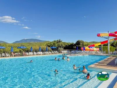 Piscina con toboganes y montaña del Camping Le Soleil de Provence, SAINT-ROMAIN-EN-VIENNOIS (Vaucluse)