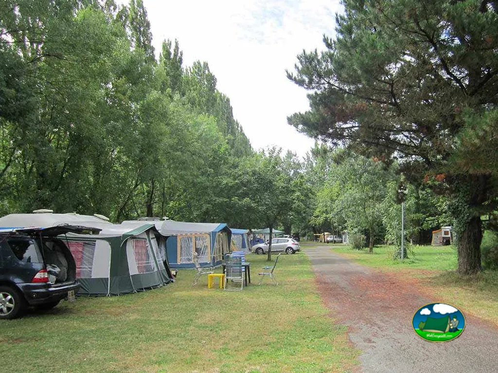 Parcelas entre árboles del Camping Municipal Le Marais, SAINT-BENOIST-SUR-MER (Vendée)
