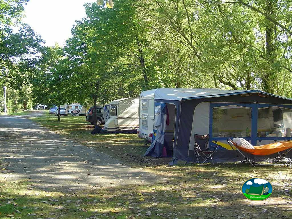 Parcelas con caravanas entre árboles del Camping Municipal Le Marais, SAINT-BENOIST-SUR-MER (Vendée)
