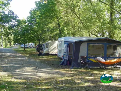 Parcelas con caravanas entre árboles del Camping Municipal Le Marais, SAINT-BENOIST-SUR-MER (Vendée)