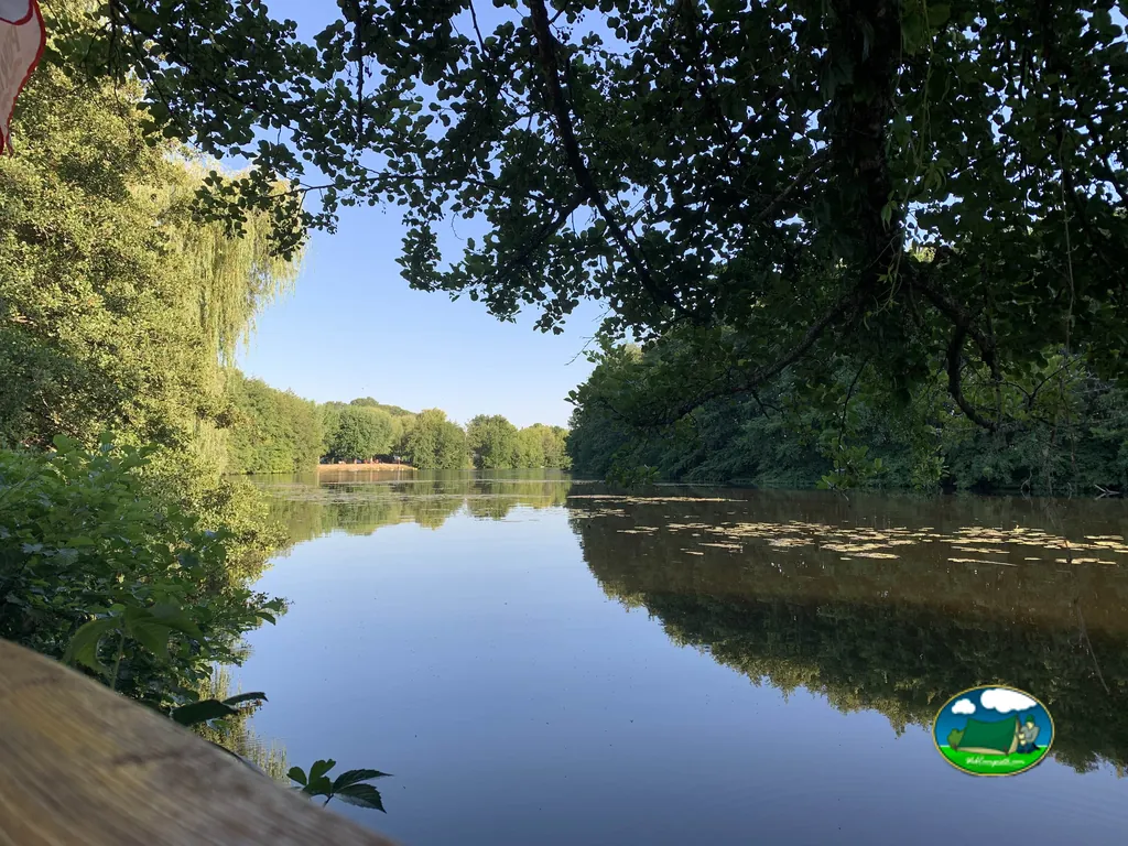 Lago rodeado de árboles del Camping Municipal Les Coullemières, VERMENTON (Yonne)