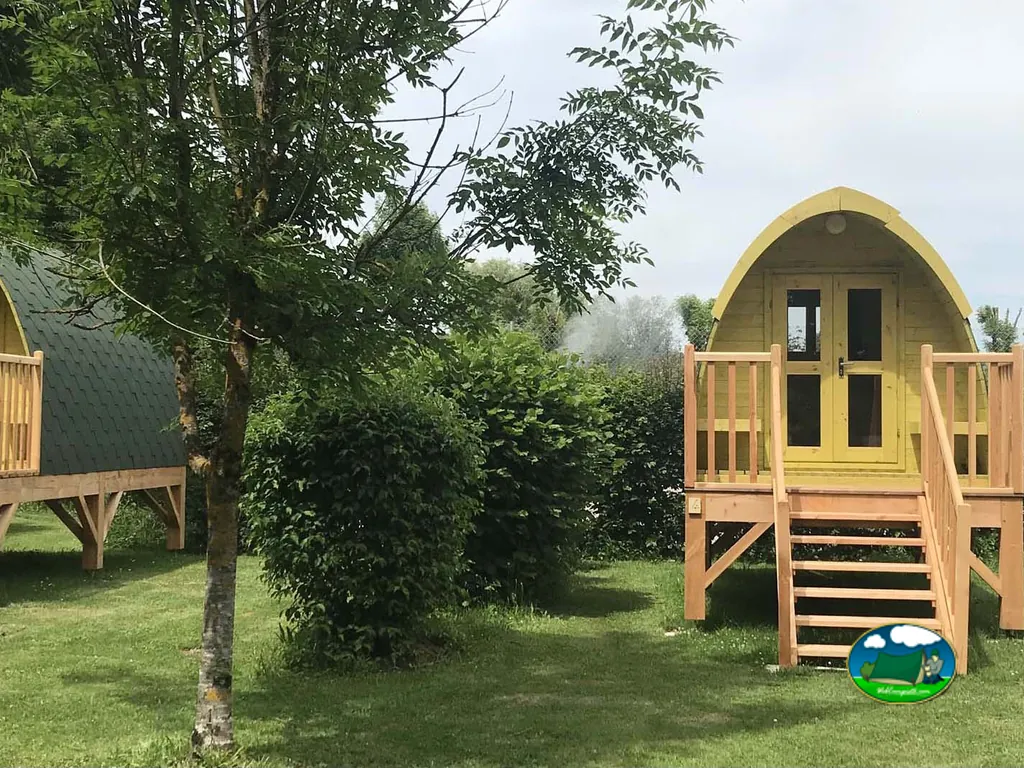 Cabaña entre árboles del Camping Municipal Les Coullemières, VERMENTON (Yonne)