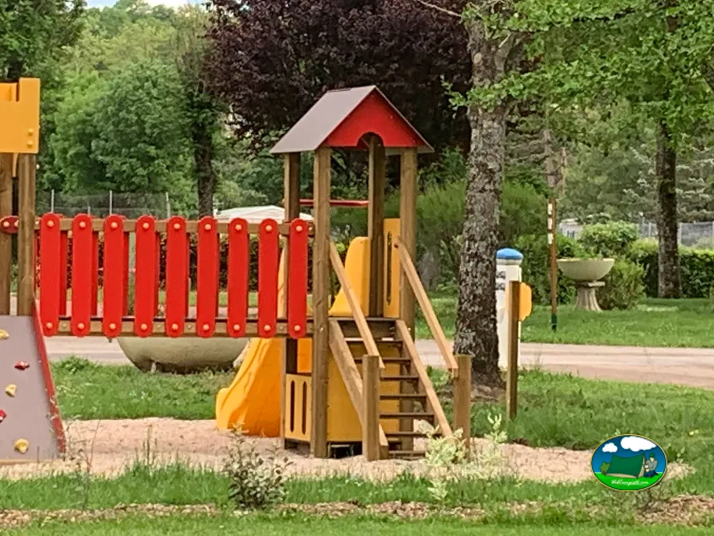 Parque infantil del Camping Municipal Les Coullemières, VERMENTON (Yonne)