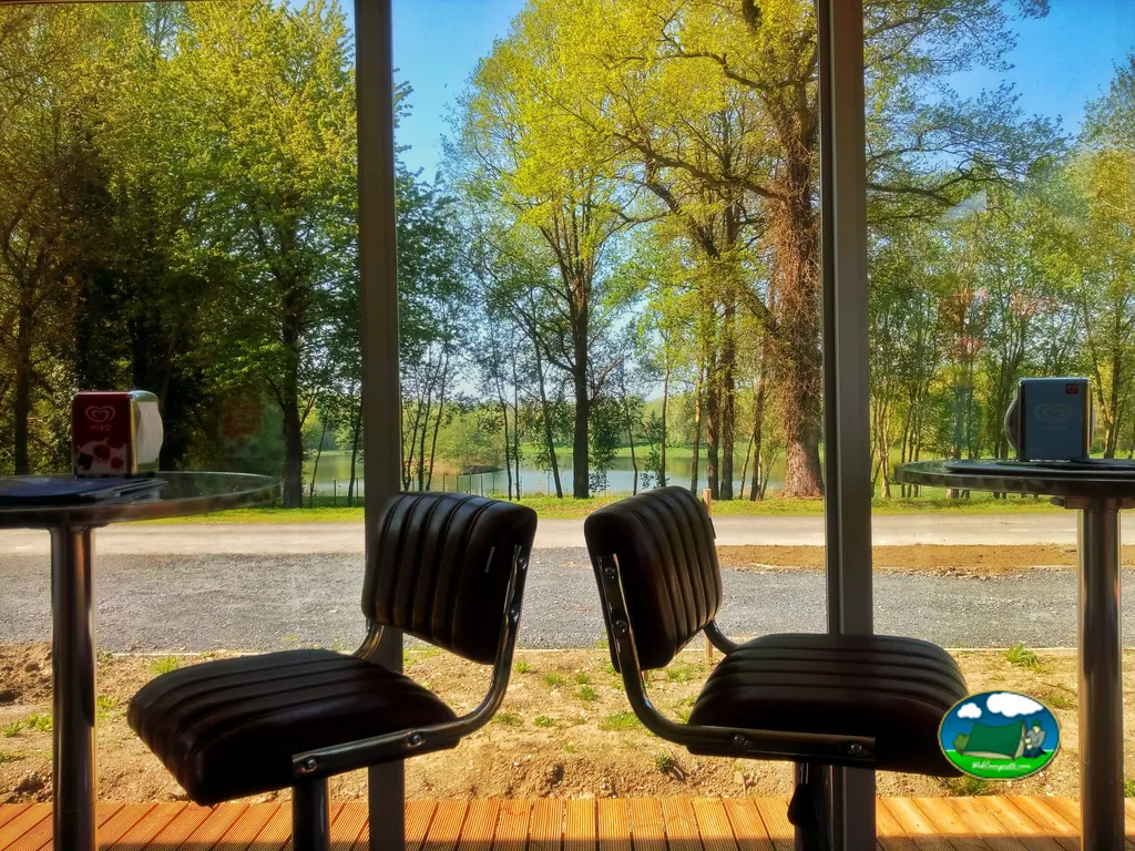Bar con vistas al lago del Camping La Chênaie, LAON (Aisne)