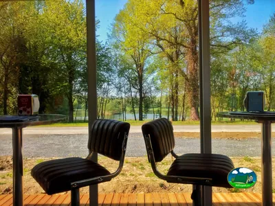 Bar con vistas al lago del Camping La Chênaie, LAON (Aisne)