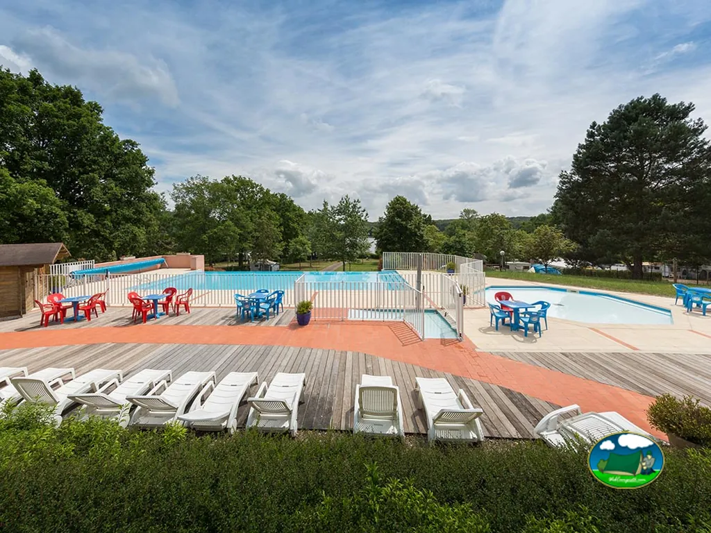Piscina con terraza y tumbonas del Camping Champ Fossé, SAINT-BONNET-TRONÇAIS (Allier)