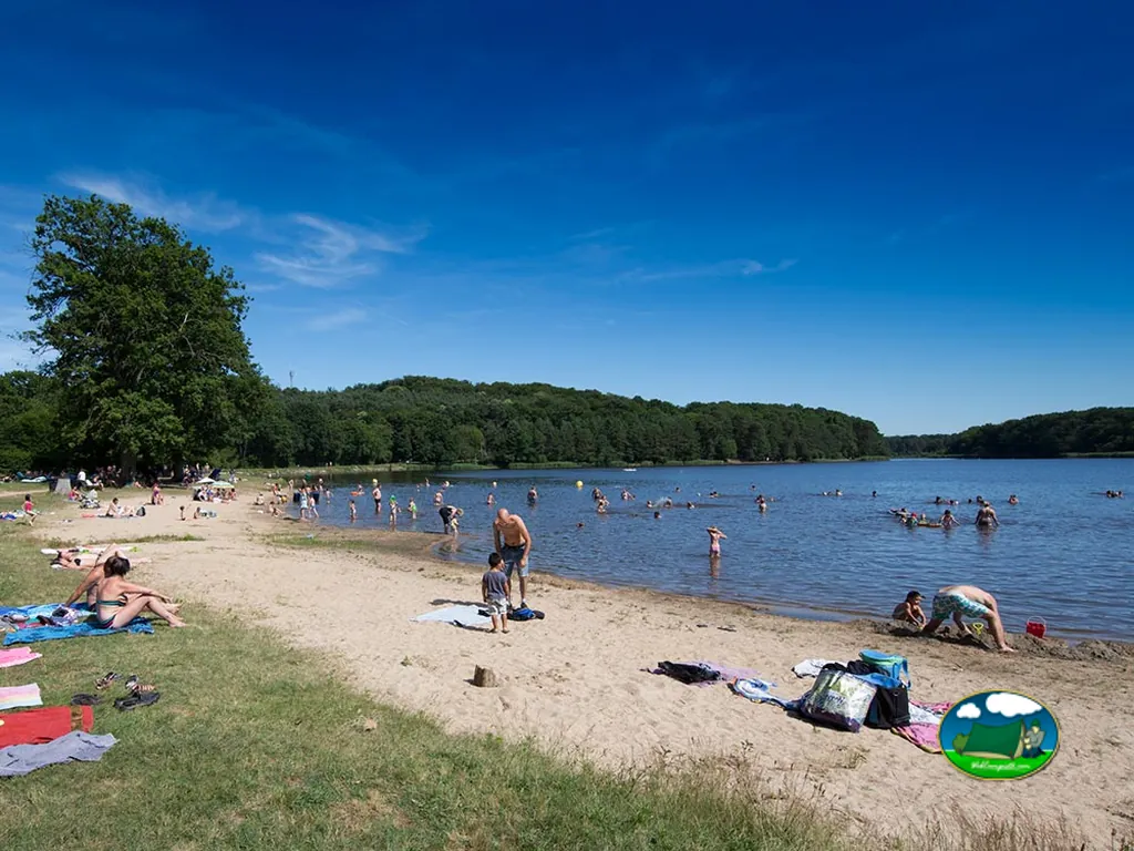 Playa junto al lago del Camping Champ Fossé, SAINT-BONNET-TRONÇAIS (Allier)