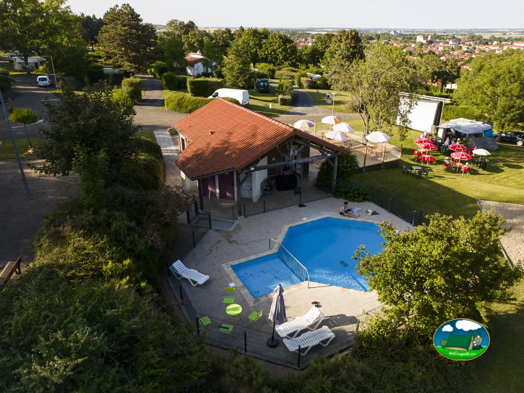 Piscina entre parcelas del Camping Le Mont Libre, GANNAT (Allier)