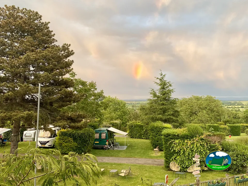 Parcelas con vistas al campo del Camping Le Mont Libre, GANNAT (Allier)