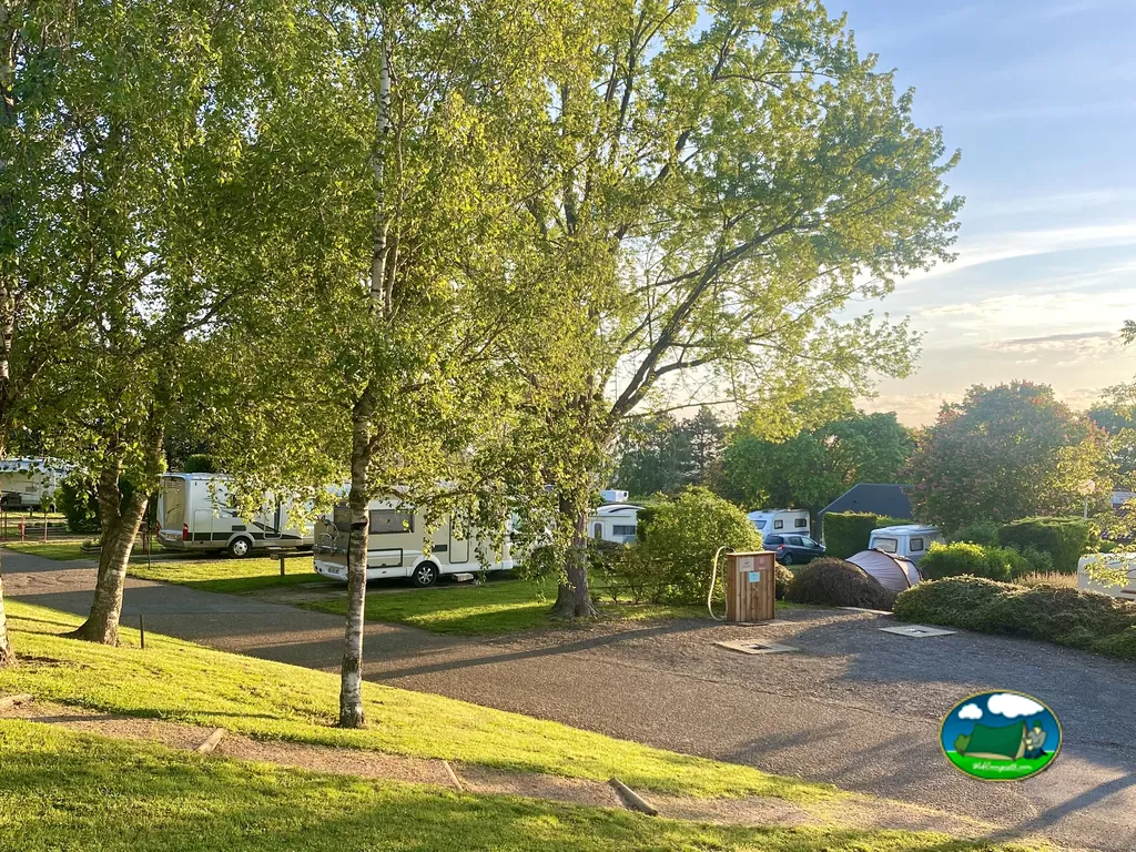 Parcelas entre árboles del Camping Le Mont Libre, GANNAT (Allier)