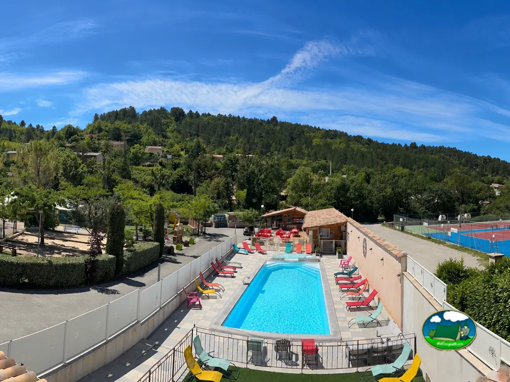 Piscina con vistas a la montaña del Camping Rose de Provence, RIEZ (Alpes de Alta Provenza)