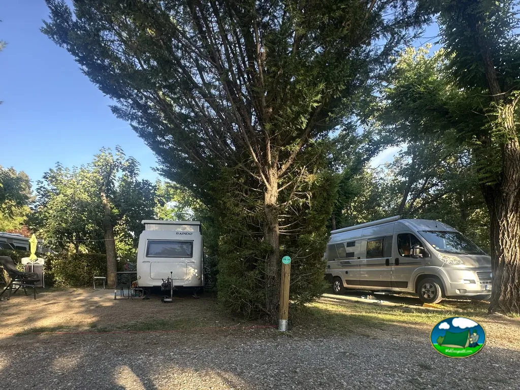 Parcelas para caravanas del Camping Rose de Provence, RIEZ (Alpes de Alta Provenza)