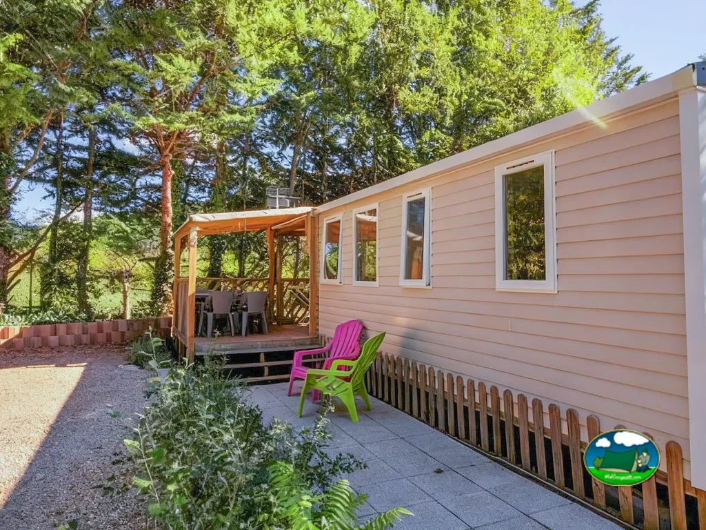 Mobil-home con terraza del Camping Rose de Provence, RIEZ (Alpes de Alta Provenza)