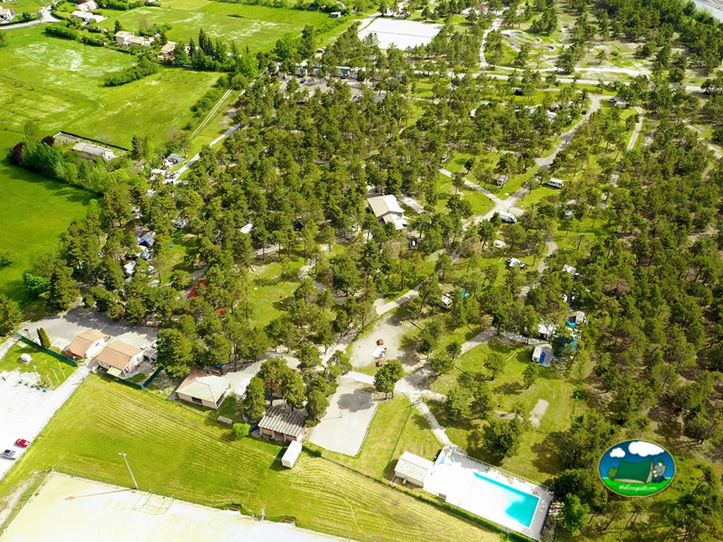 Piscina y parcelas arboladas del Camping Municipal Les Iscles, SAINT-ANDRÉ-LES-ALPES (Alpes de Alta Provenza)