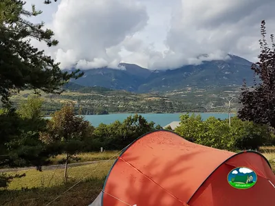 Tienda de acampada junto al lago del Camping de Savines-le-Lac (GCU), SAVINES-LE-LAC (Altos Alpes)