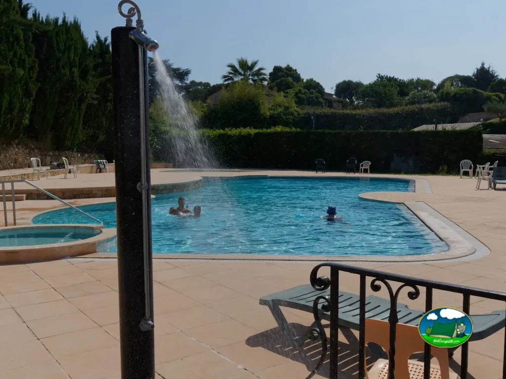 Piscina con ducha exterior del Camping l'Eden, BIOT (Alpes Marítimos)