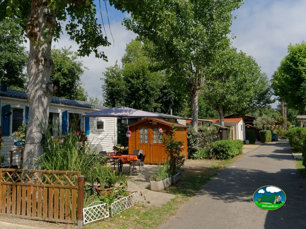Mobil-home entre árboles del Camping l'Eden, BIOT (Alpes Marítimos)