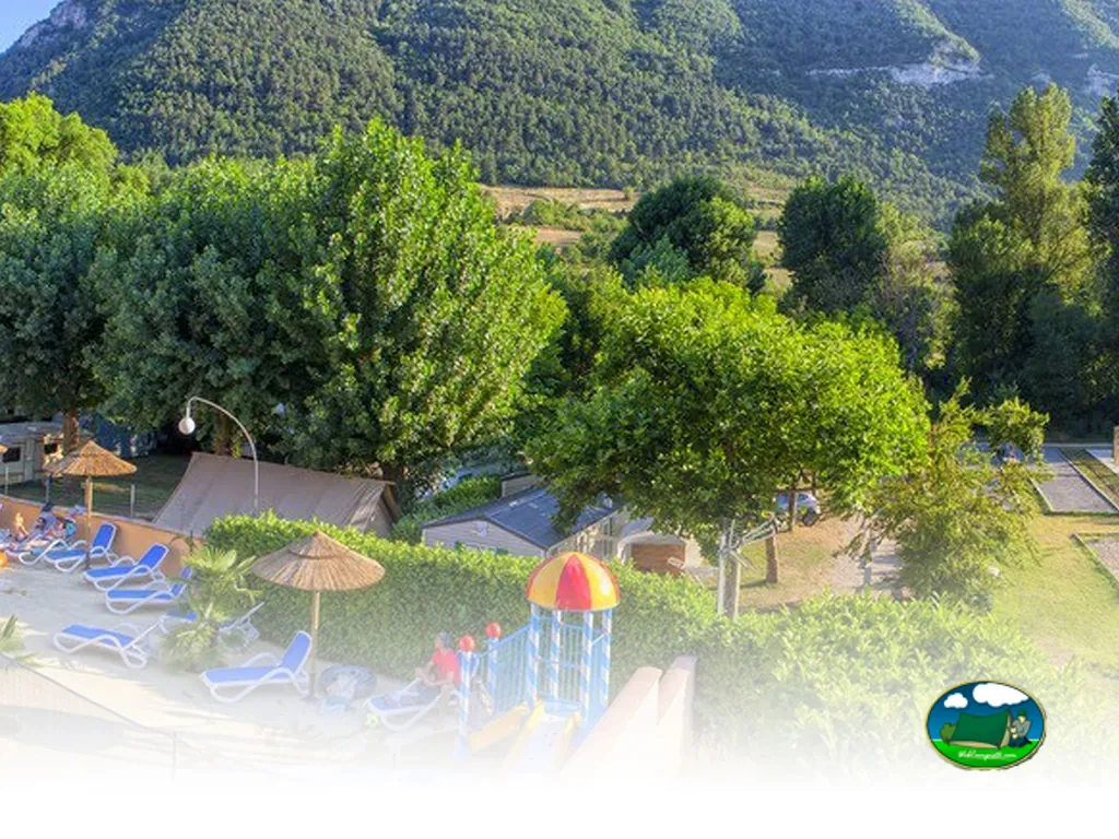 Piscina con vistas a la montaña del Camping Saint Pal & Parc Longue Lègue, MOSTUÉJOULS (Aveyron)