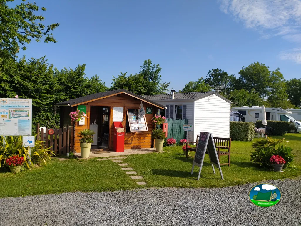 Recepción entre parcelas del Camping Les Bas Carreaux, TRACY-SUR-MER (Calvados)