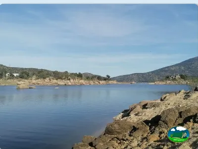 Lago con vistas a la sierra y rocas del Camping Pantano del Burguillo, El Barraco (Ávila)