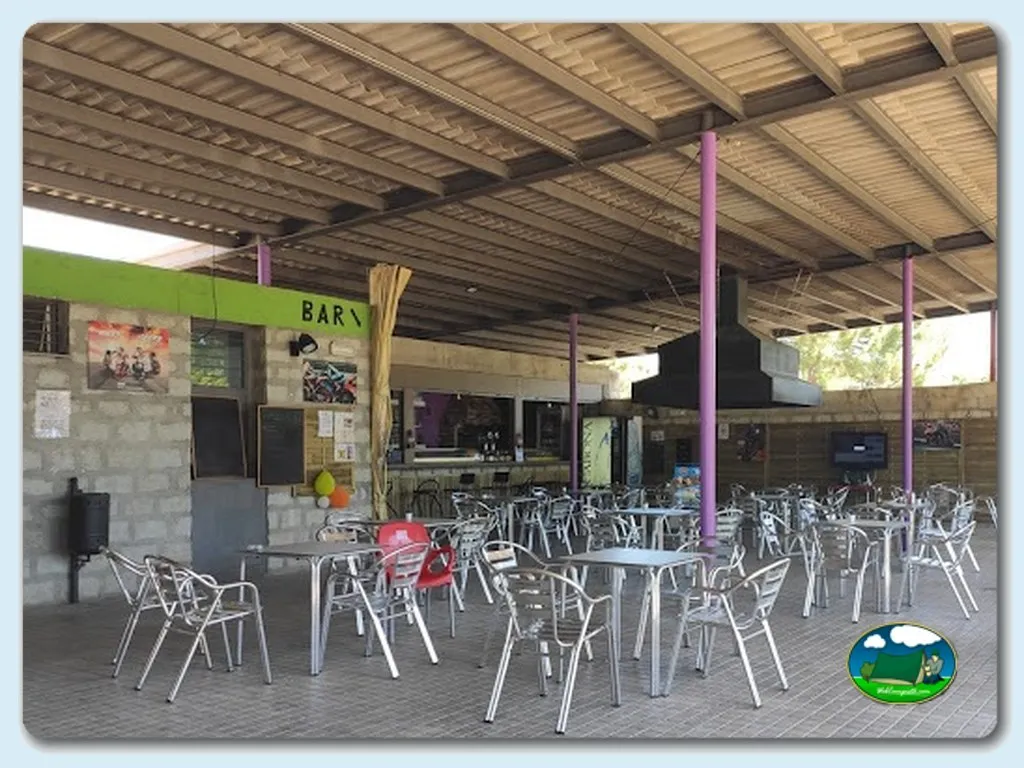 Restaurante bar con terraza cubierta del Camping Pantano del Burguillo, El Barraco (Ávila)