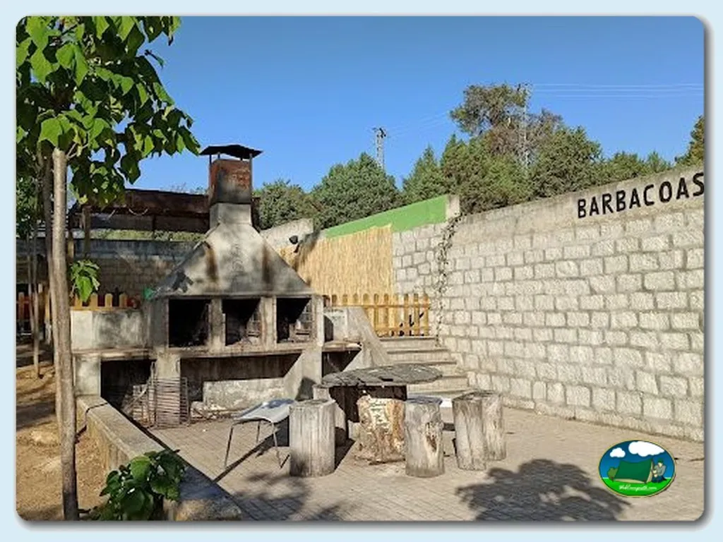 Barbacoas y zona de picnic del Camping Pantano del Burguillo, El Barraco (Ávila)
