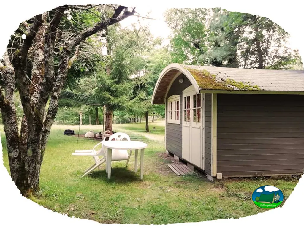 Bungalow entre árboles del Camping de l'écureuil, CHAMPS-SUR-TARENTAINE-MARCHAL (Cantal)
