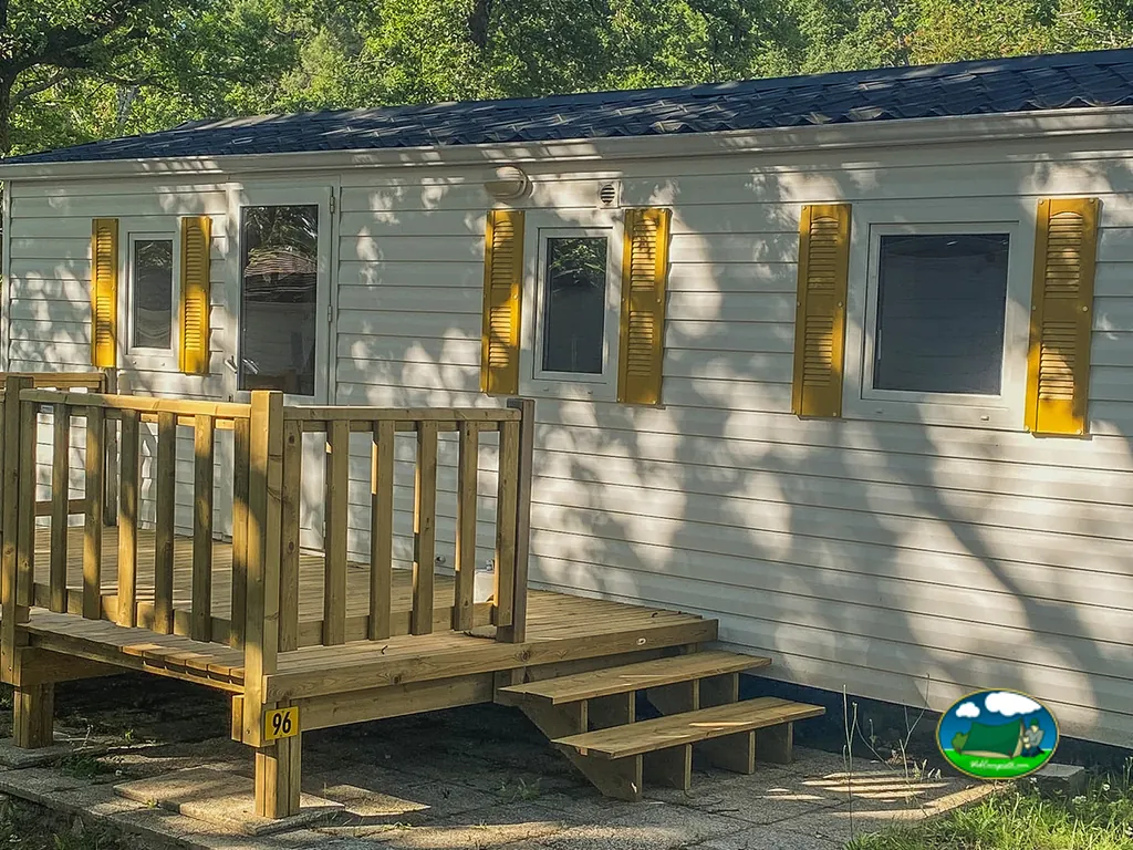 Mobil-home con terraza del Camping Le Blayais Alicat, SAINT-GEORGES-DE-DIDONNE (Charente Marítimo)