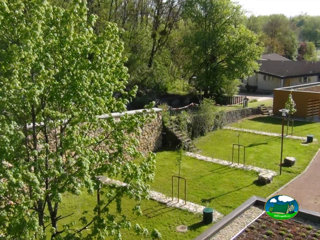 Jardines y edificios del recinto del Camping Vélocamping de Beffes (Site de Chabrolles), BEFFES (Cher)
