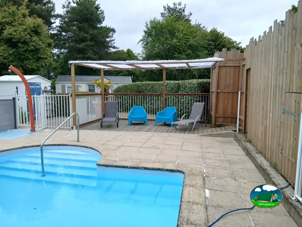 Piscina con zona de descanso del Camping le domaine des Jonquilles, SAINT-ALBAN (Côtes-d'Armor)